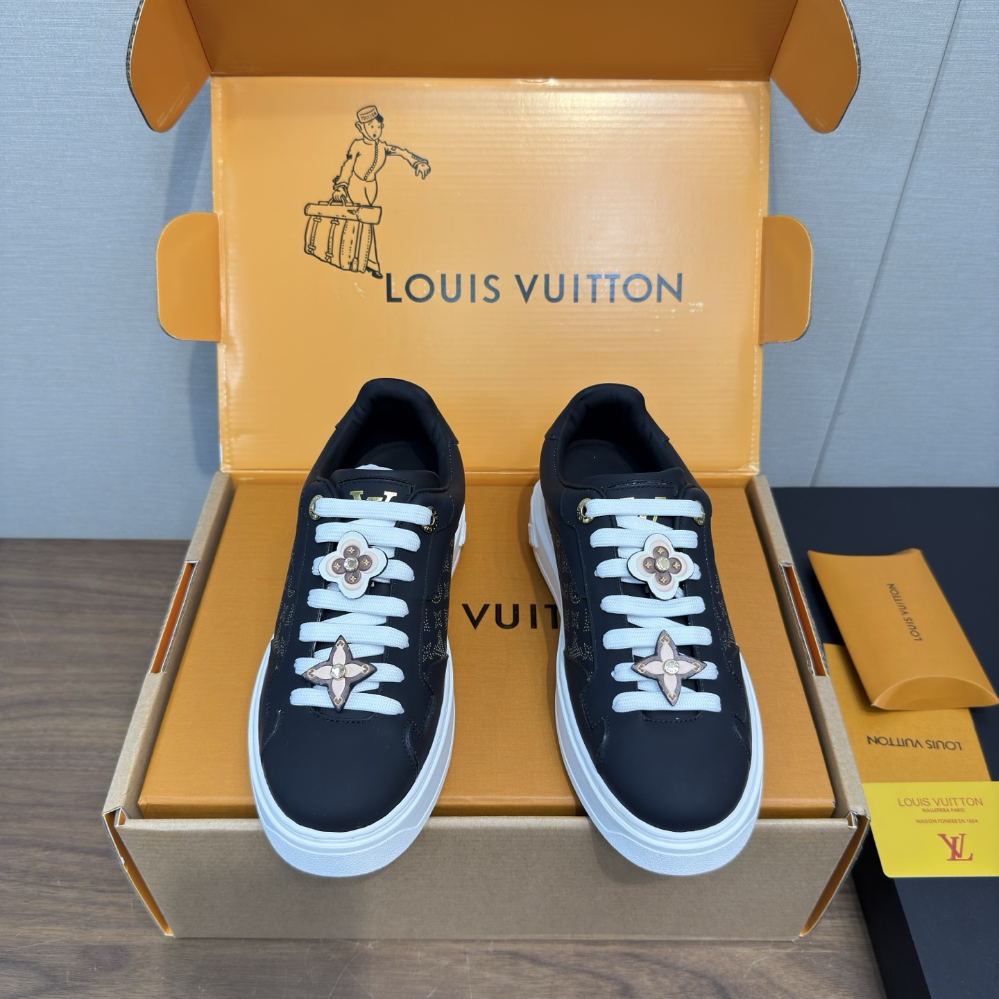 LV 루이비통 Time Out (타임 아웃) 스니커즈 신발