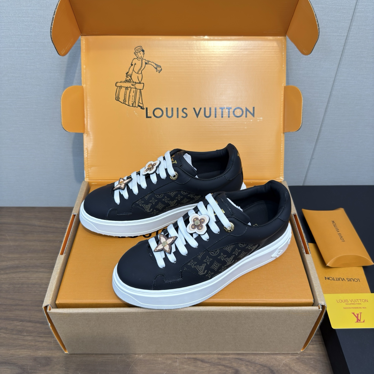 LV 루이비통 Time Out (타임 아웃) 스니커즈 신발