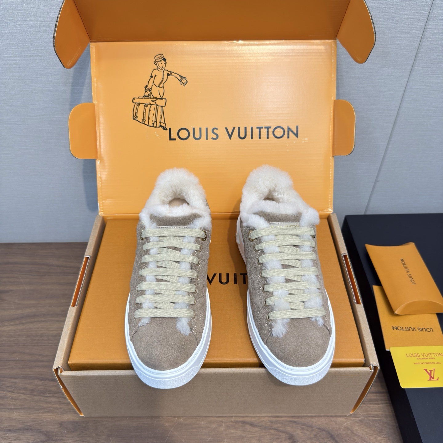 LV 루이비통 Time Out (타임 아웃) 퍼 스니커즈 신발