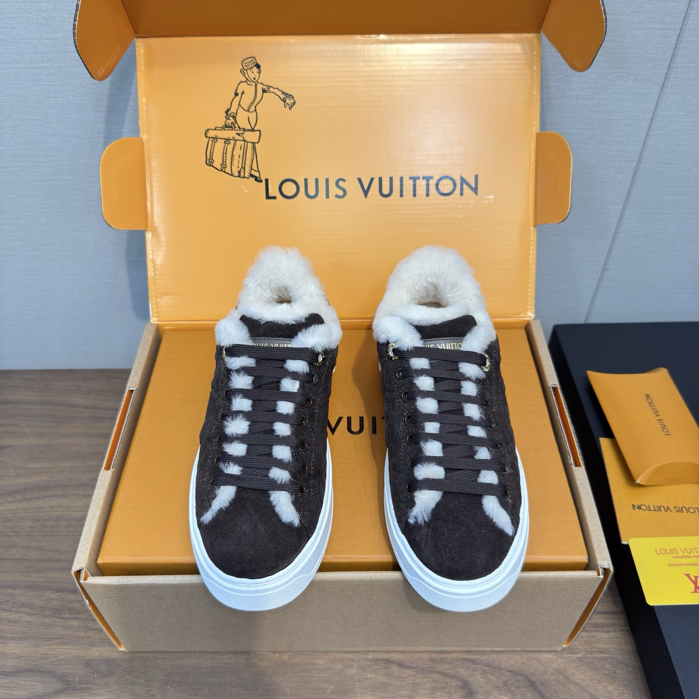 LV 루이비통 Time Out (타임 아웃) 퍼 스니커즈 신발