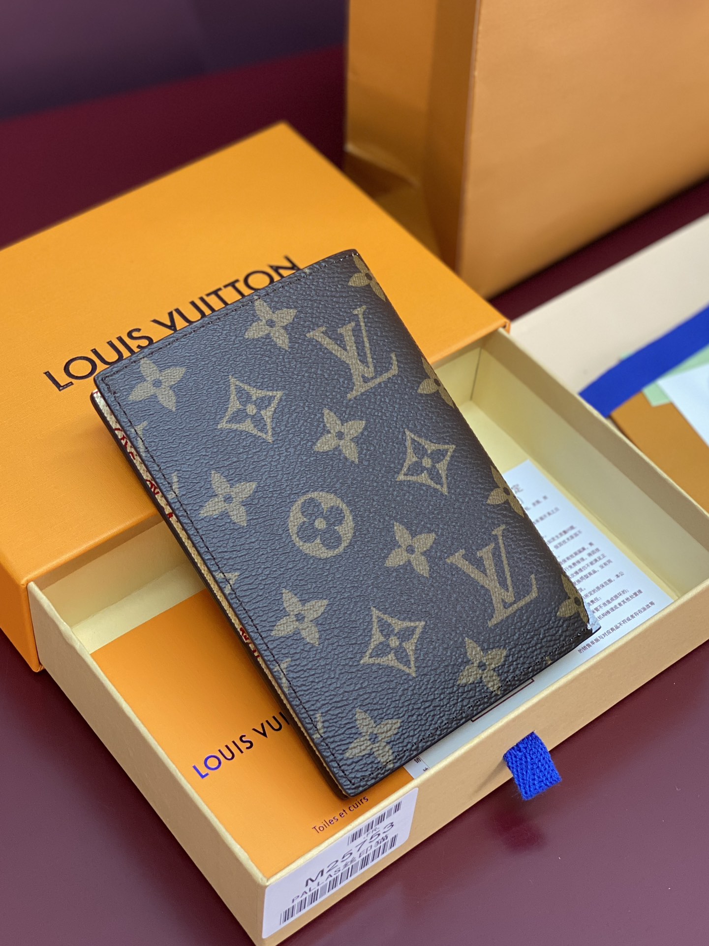 LV 루이비통 M25753 여권 지갑 케이스