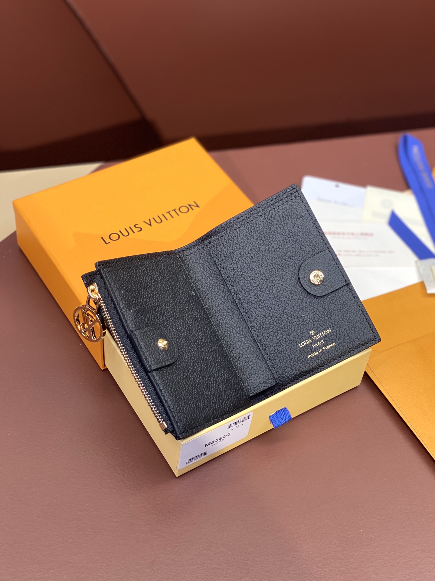 LV 루이비통 M83603 Portefeuil Lisa 카드 지갑 (블랙 엠보싱)