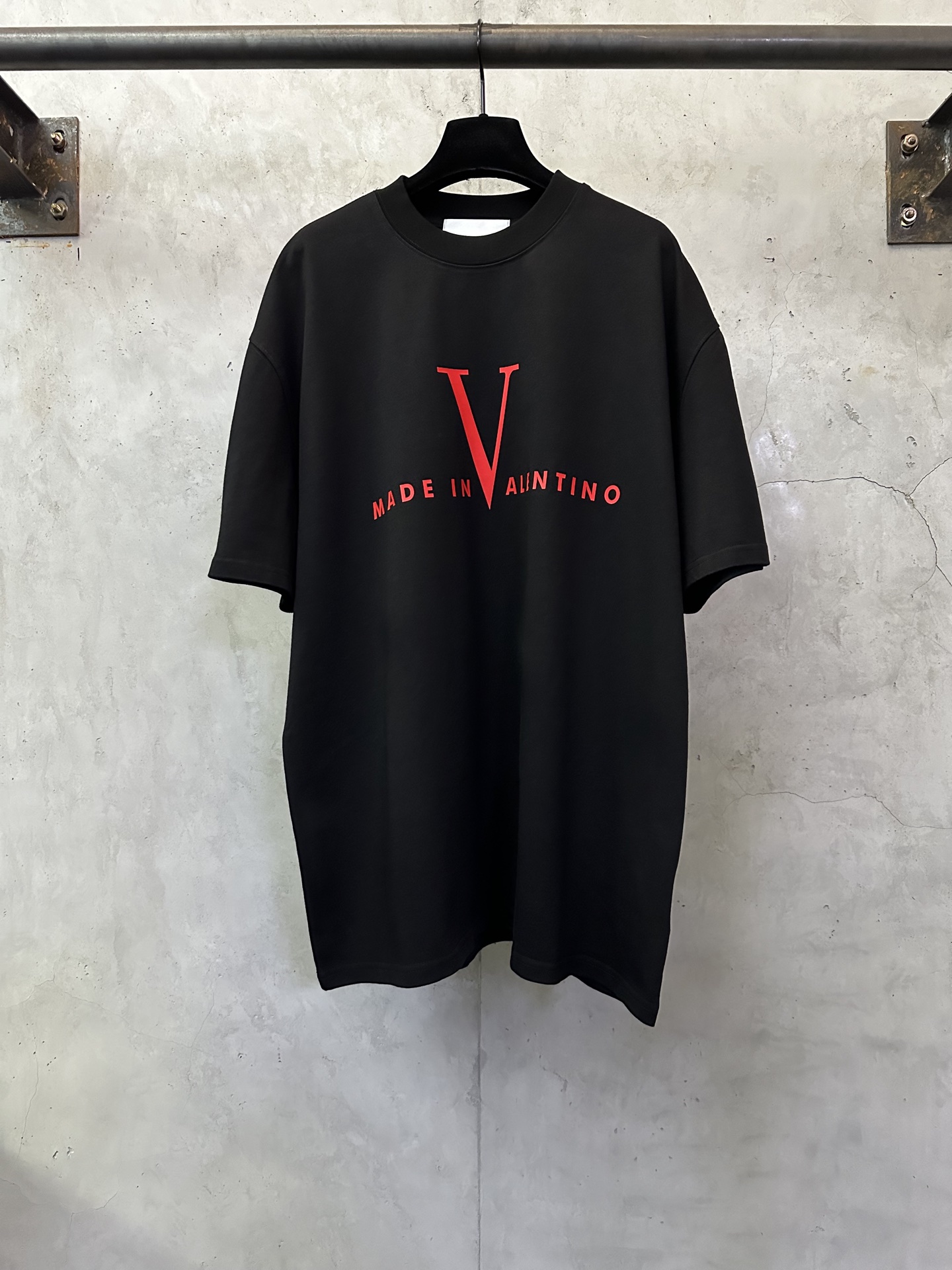 VALENTINO 발렌티노 빅 V 레터링 프린트 반팔 티셔츠 의류