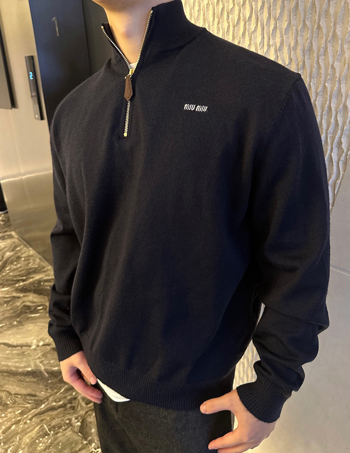 MIUMIU 미우미우 하이넥 반 하프 집업 니트 의류