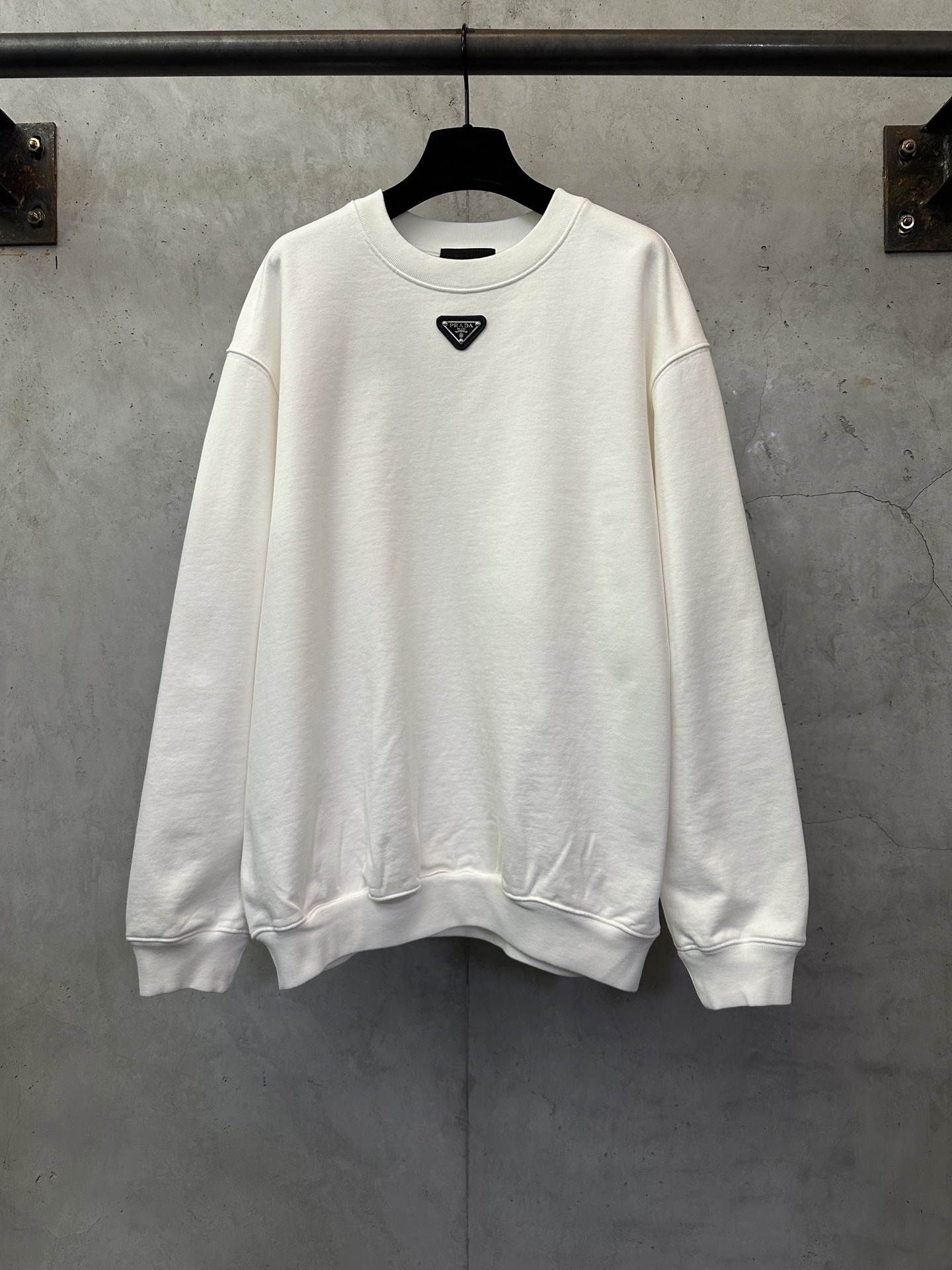 Prada 프라다 실버라벨 가죽 로고 라운드넥 긴팔 맨투맨 티셔츠 의류