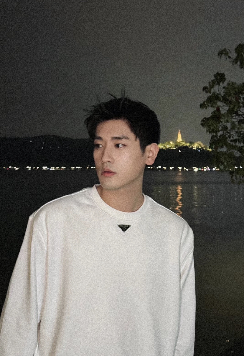 Prada 프라다 실버라벨 가죽 로고 라운드넥 긴팔 맨투맨 티셔츠 의류