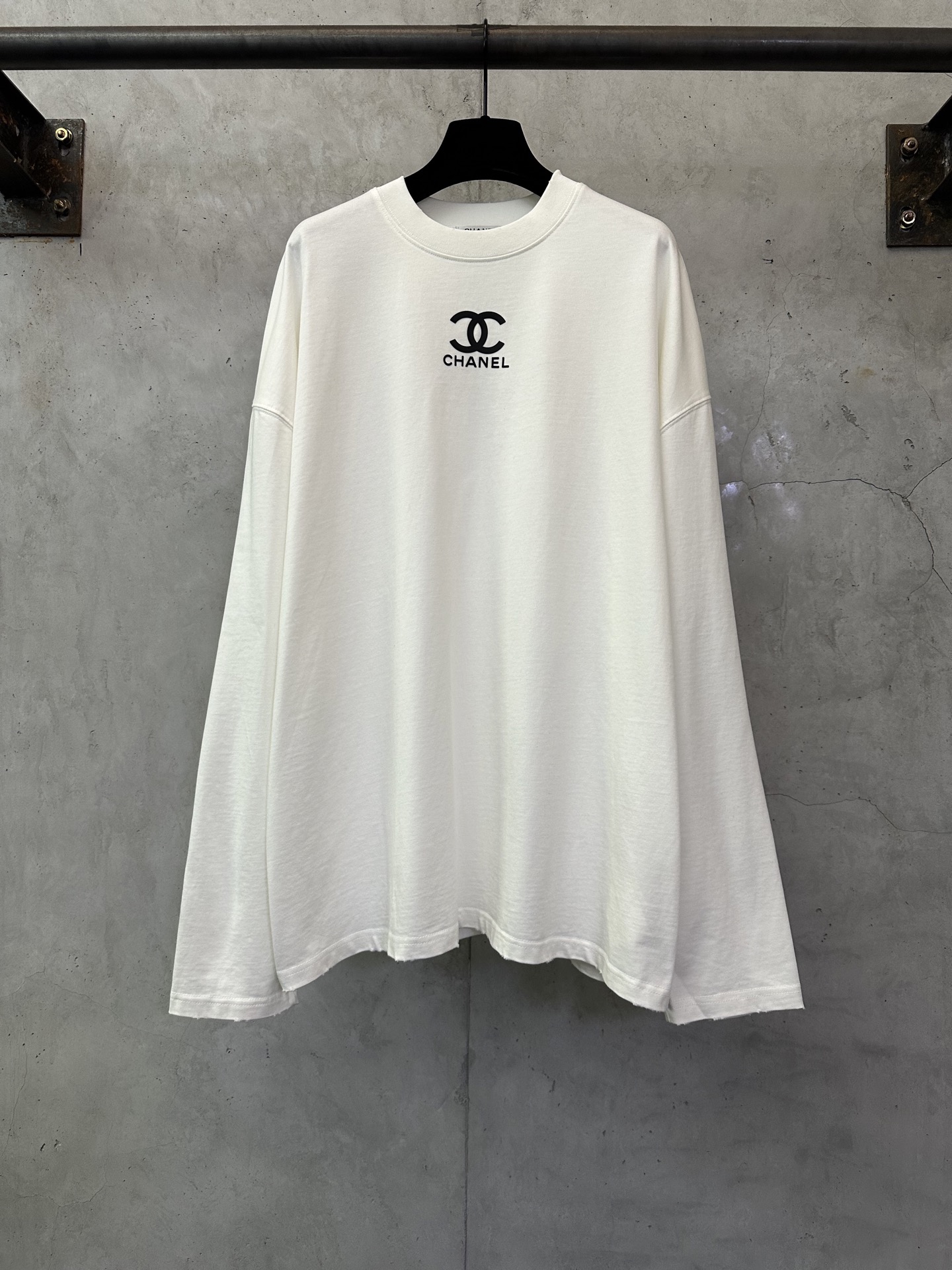 CHANEL 샤넬 클래식 로고 디스트로이드 두꺼운 프린트 롱슬리브 긴팔 티셔츠 의류