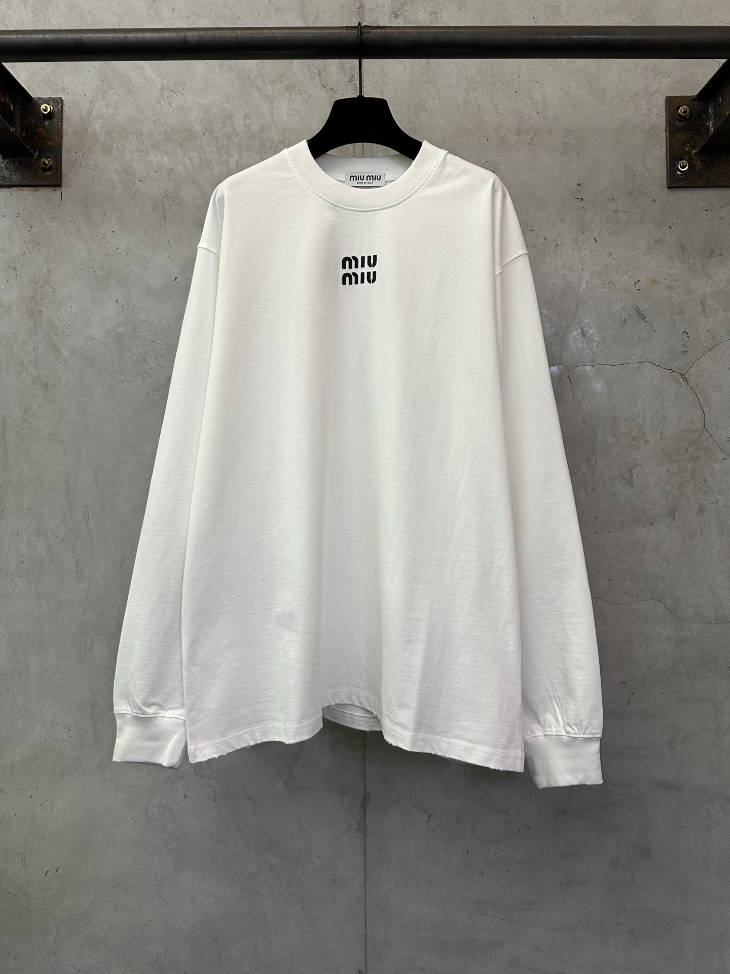 miumiu 미우미우 클래식 로고 디스트로이드 두꺼운 프린트 롱슬리브 긴팔 티셔츠 의류