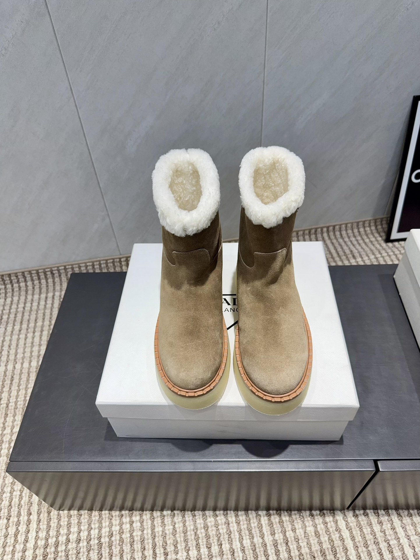 PRADA 프라다 삼각 버클 두꺼운 굽 숏부츠 신발