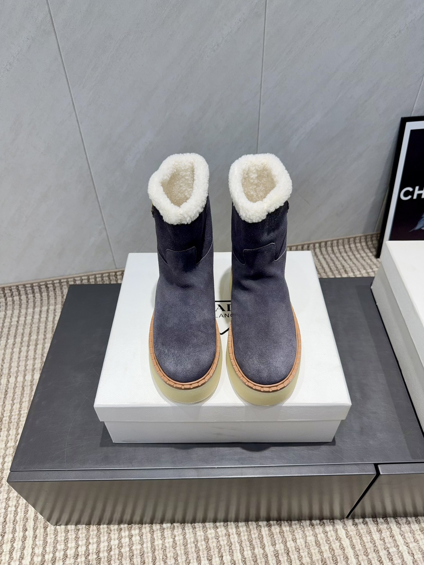 PRADA 프라다 삼각 버클 두꺼운 굽 숏부츠 신발