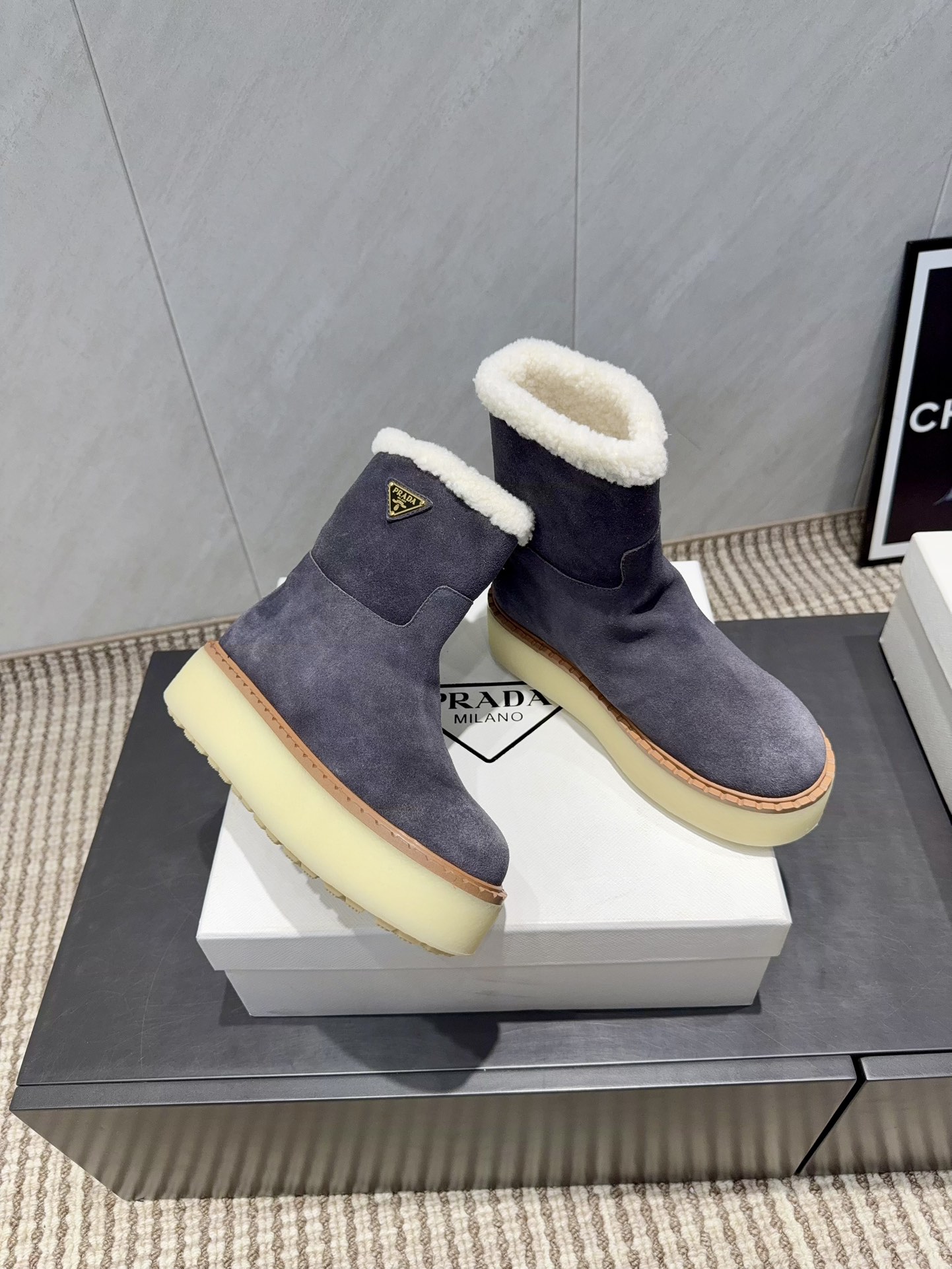 PRADA 프라다 삼각 버클 두꺼운 굽 숏부츠 신발