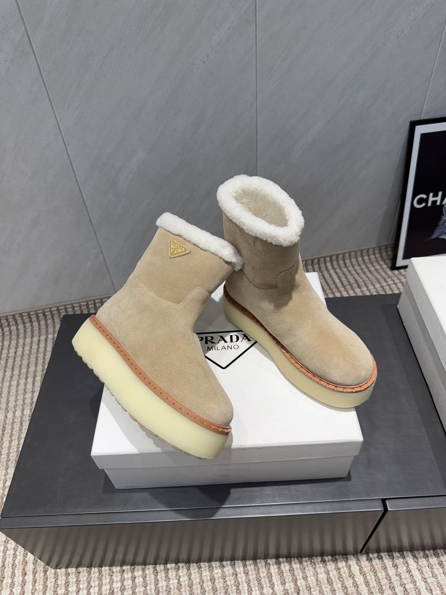 PRADA 프라다 삼각 버클 두꺼운 굽 숏부츠 신발