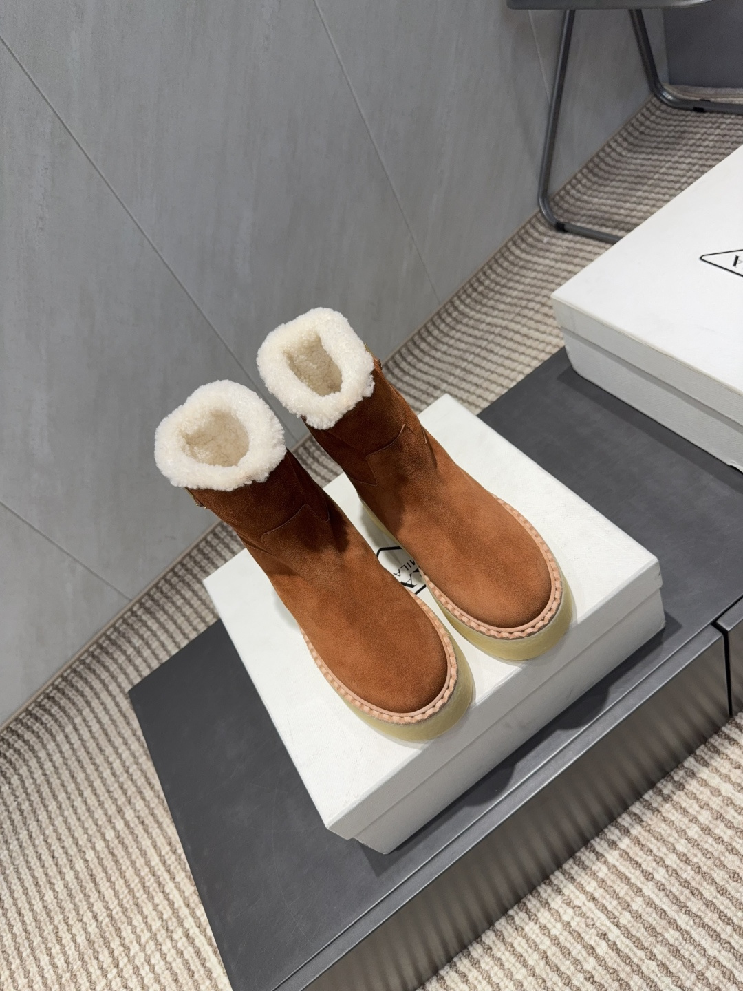 PRADA 프라다 삼각 버클 두꺼운 굽 숏부츠 신발