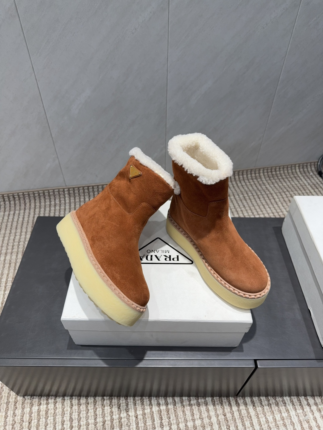 PRADA 프라다 삼각 버클 두꺼운 굽 숏부츠 신발