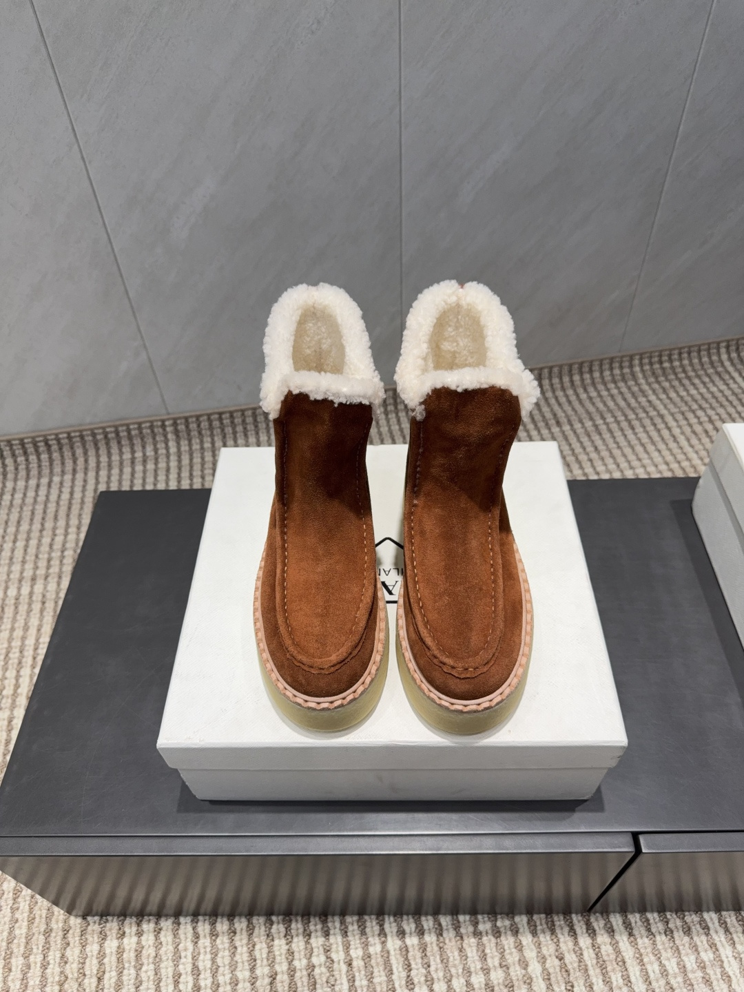 PRADA 프라다 삼각 버클 두꺼운 굽 숏부츠 신발