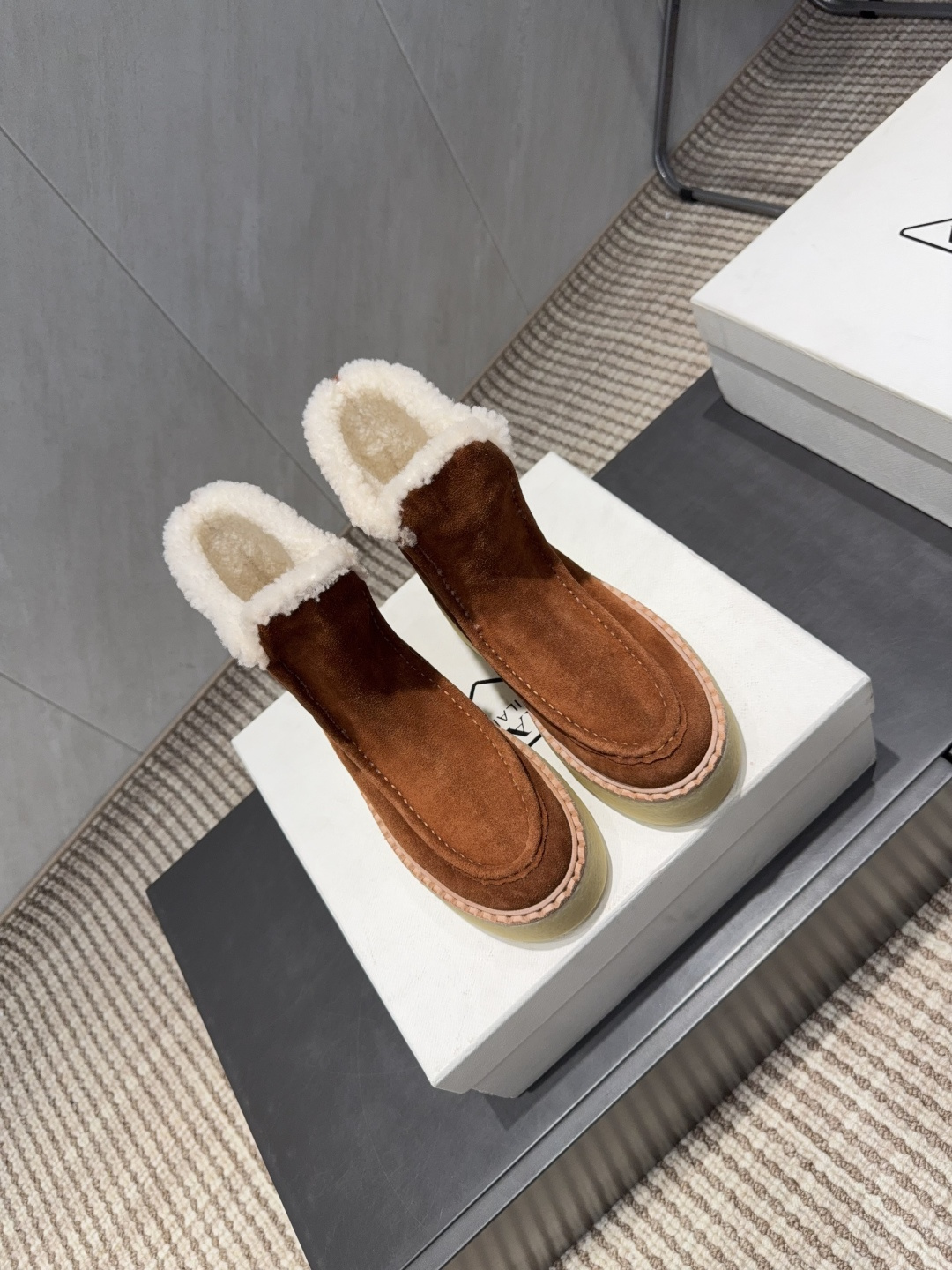 PRADA 프라다 삼각 버클 두꺼운 굽 숏부츠 신발