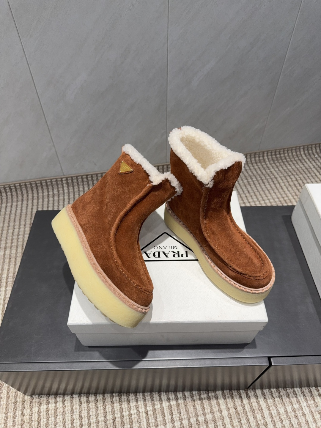 PRADA 프라다 삼각 버클 두꺼운 굽 숏부츠 신발