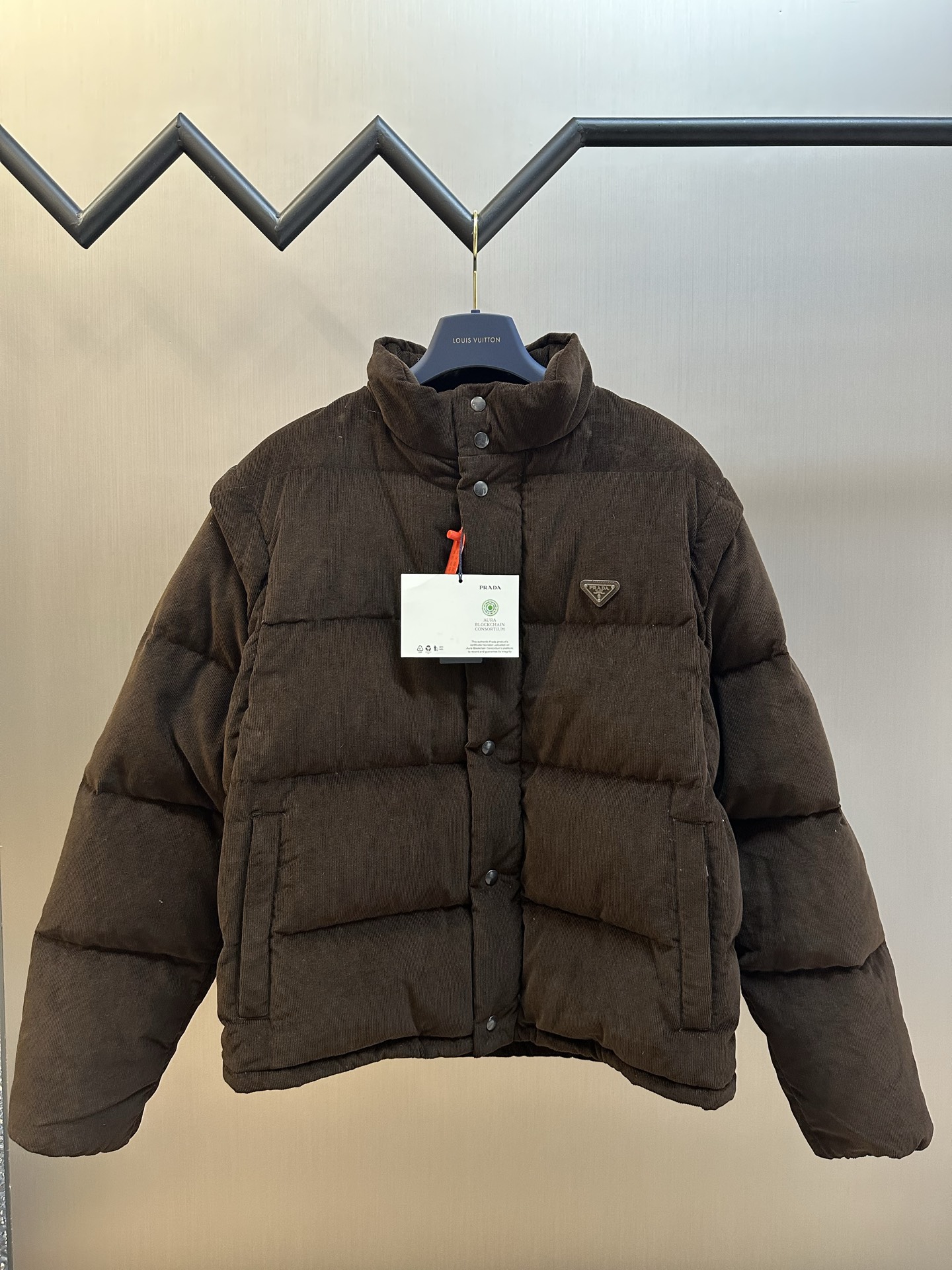 PRADA 프라다 삼각 로고 기능성 다운 패딩 점퍼 재킷 의류