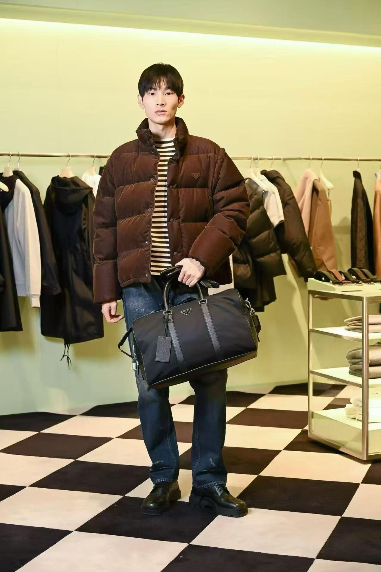 PRADA 프라다 삼각 로고 기능성 다운 패딩 점퍼 재킷 의류