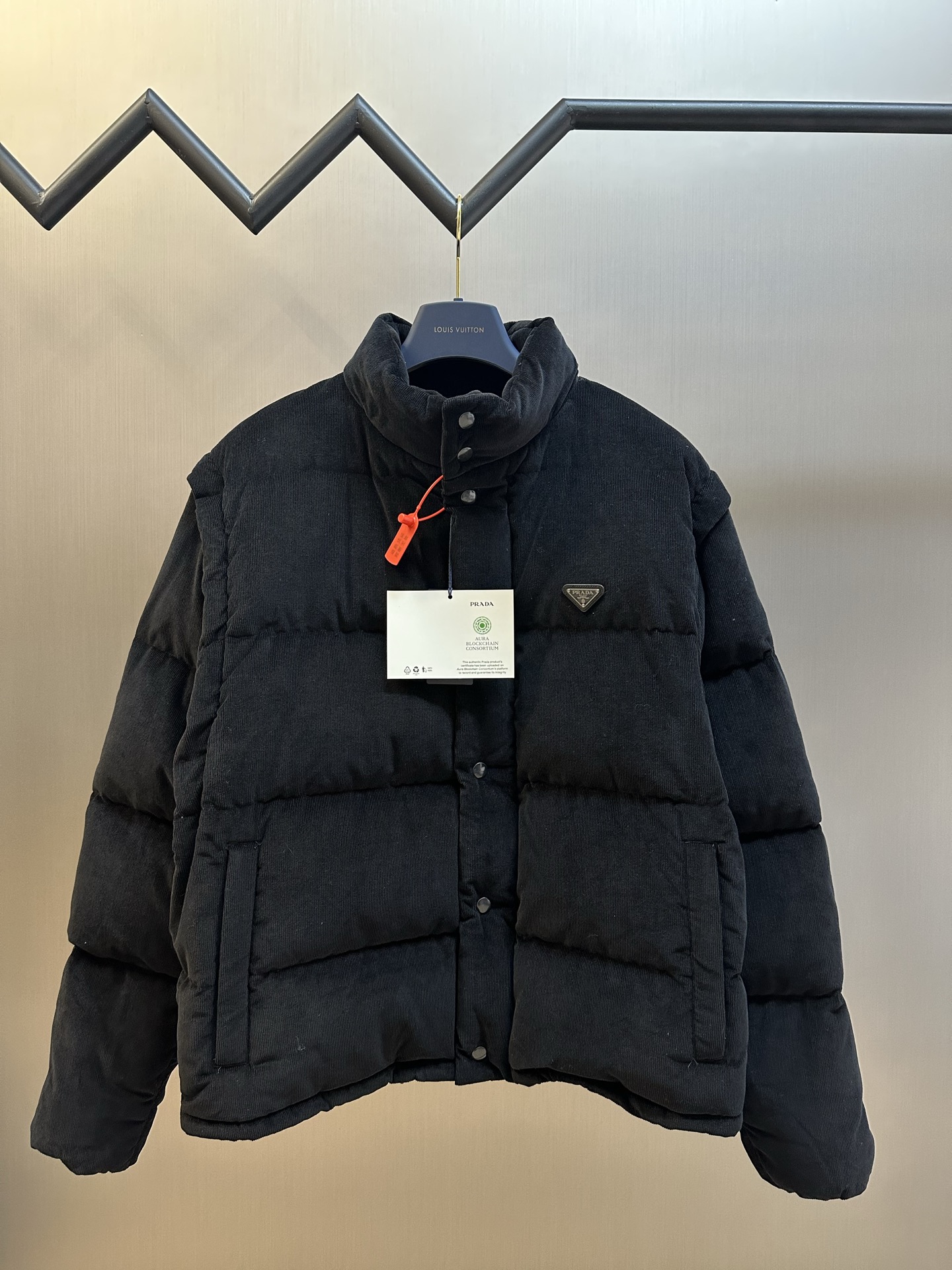 PRADA 프라다 삼각 로고 기능성 다운 패딩 점퍼 재킷 의류