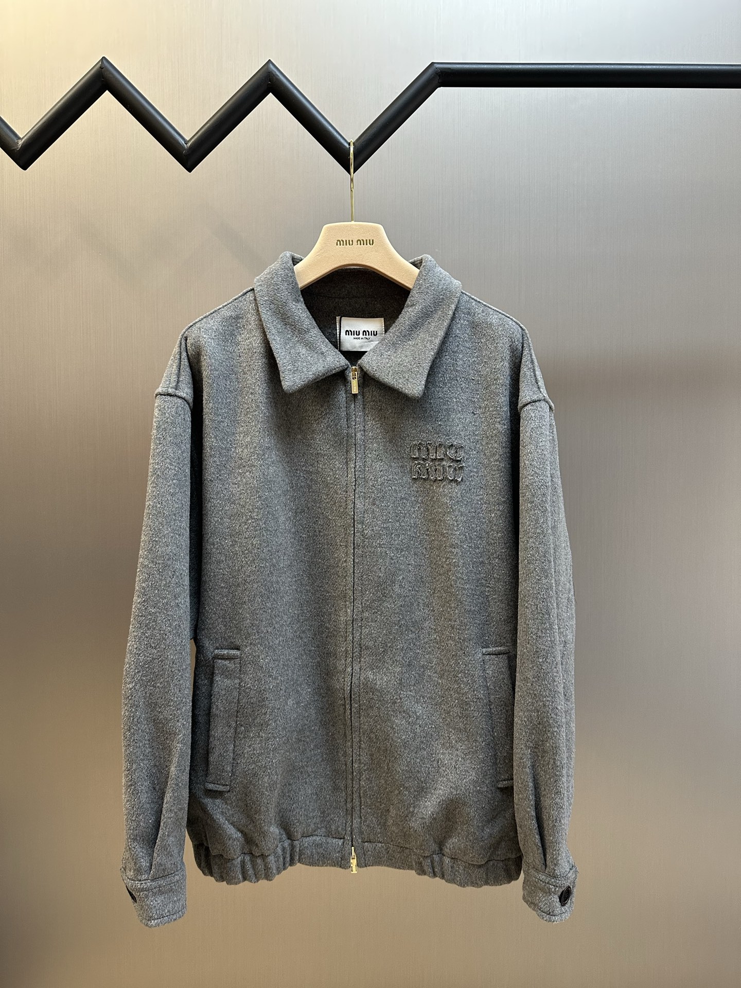 miumiu 미우미우 솔리드 자수 롱슬리브 카라 집업 재킷 자켓 의류