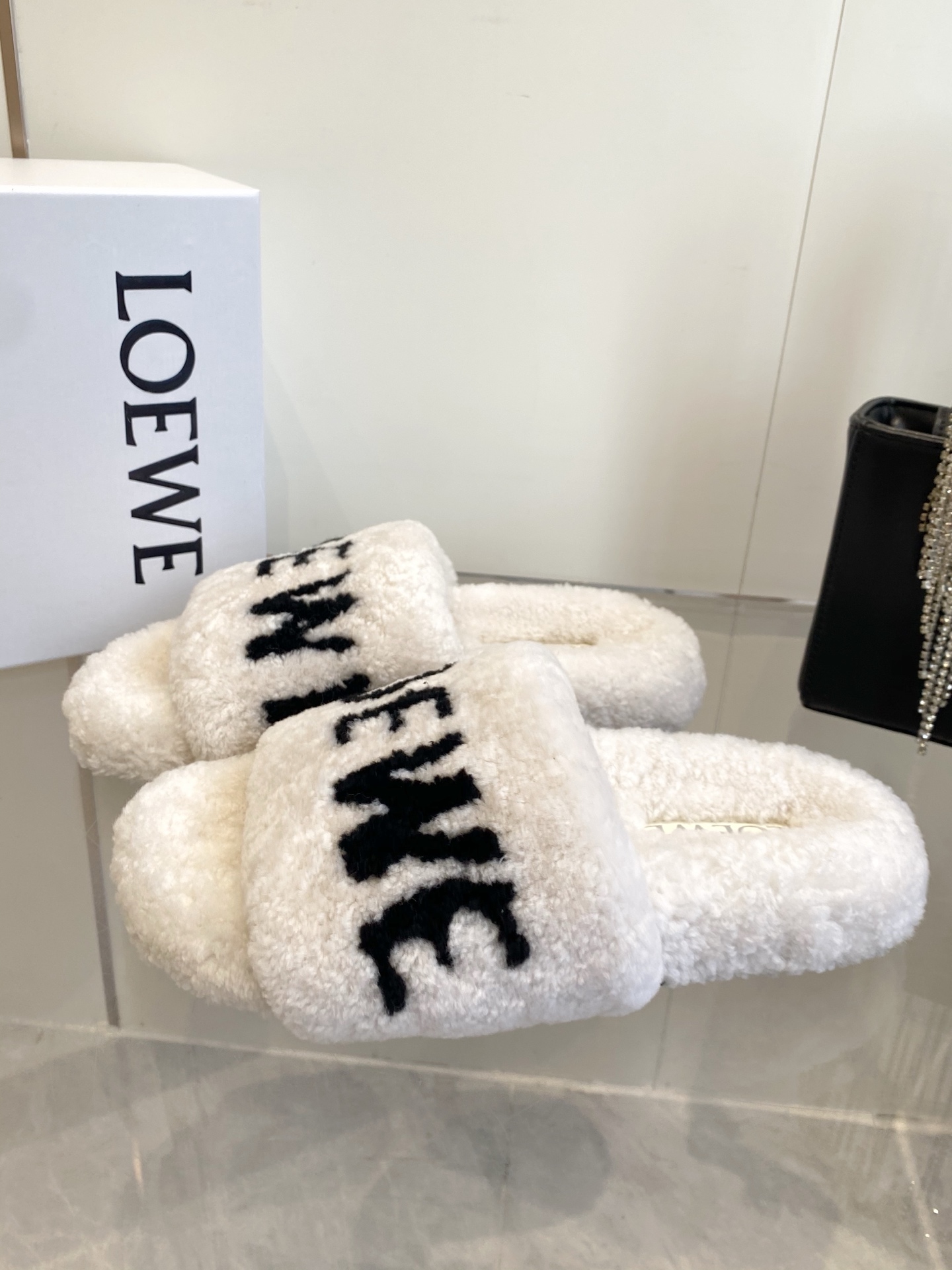 LOEWE 로에베 레터링 퍼 슬리퍼 신발
