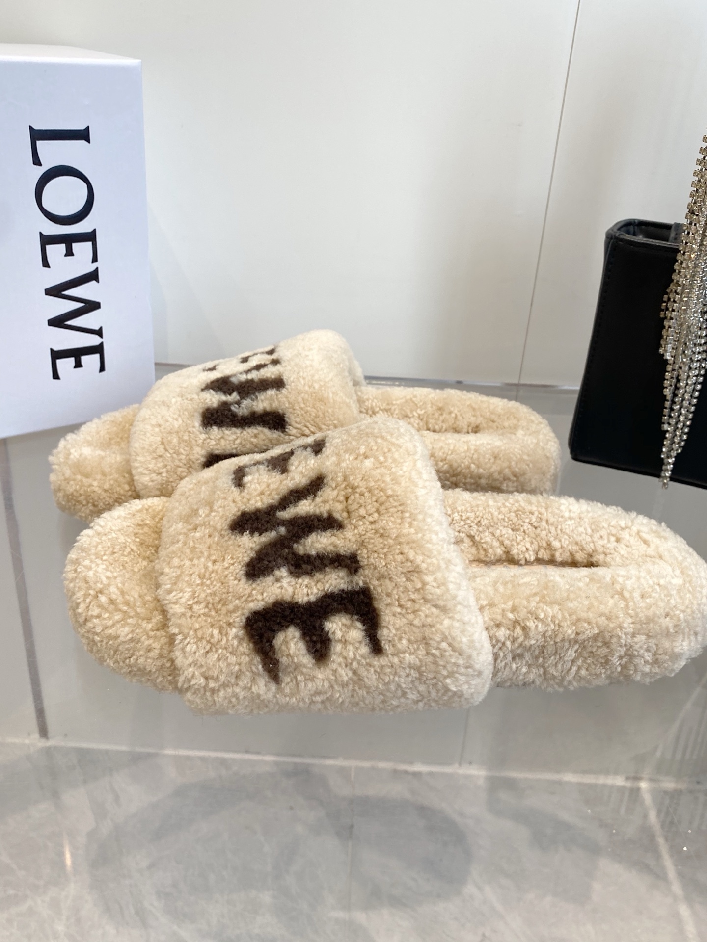 LOEWE 로에베 레터링 퍼 슬리퍼 신발