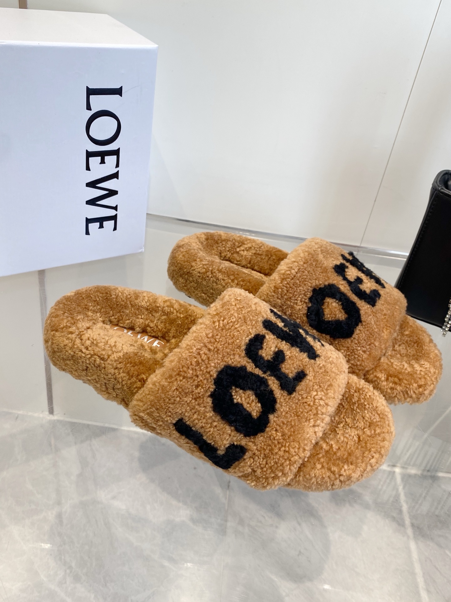 LOEWE 로에베 레터링 퍼 슬리퍼 신발