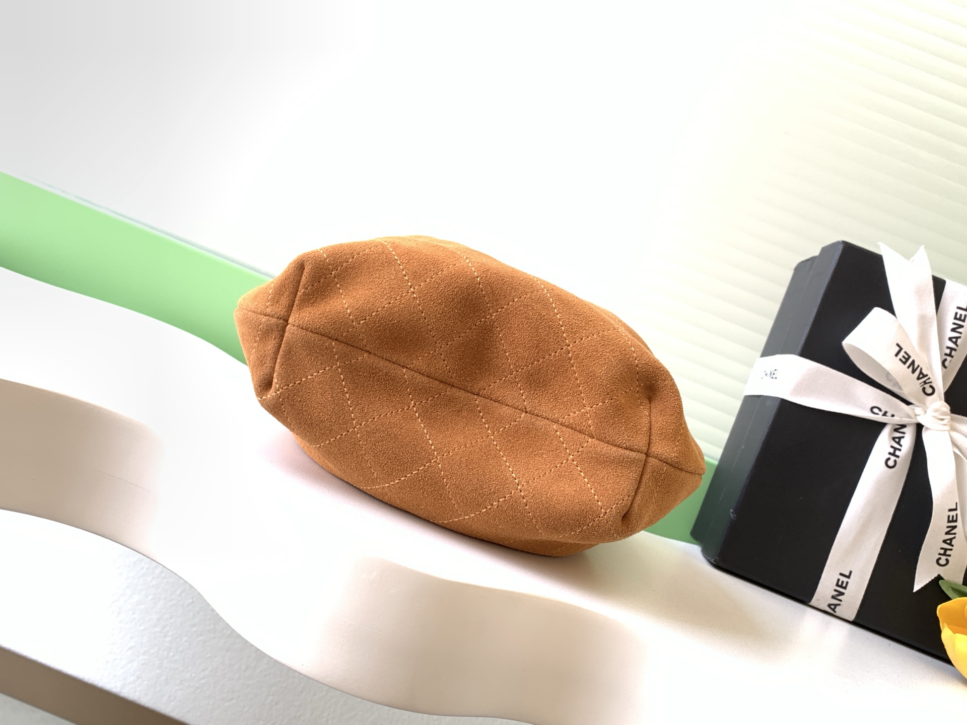 Chanel 샤넬 26C 크루즈 스웨이드 토트백 가방 (미디엄)