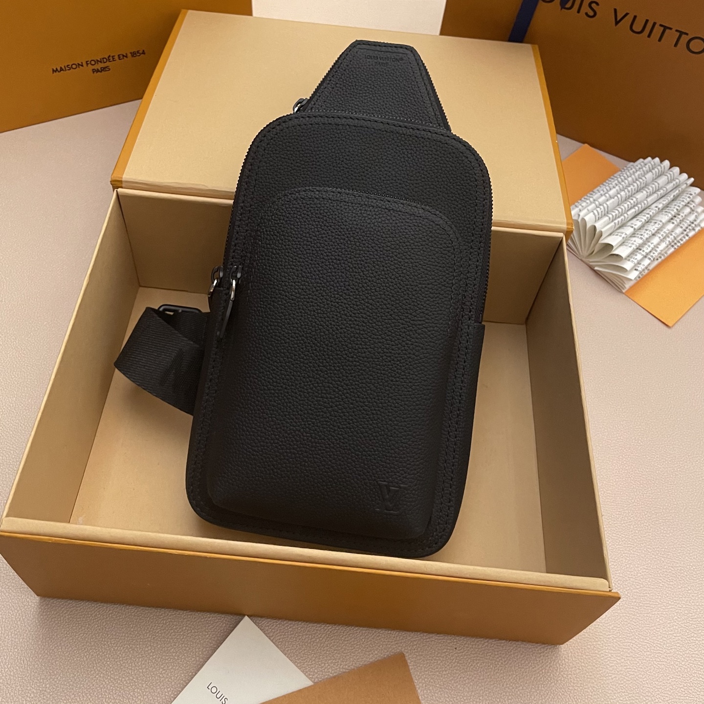 LV Avenue 루이비통 슬링백 PM (에어로그램) 가방