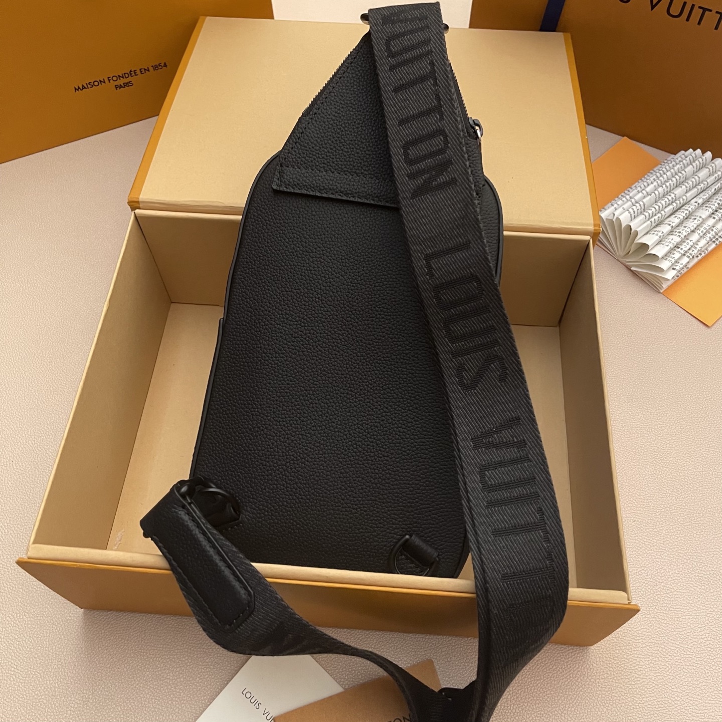 LV Avenue 루이비통 슬링백 PM (에어로그램) 가방