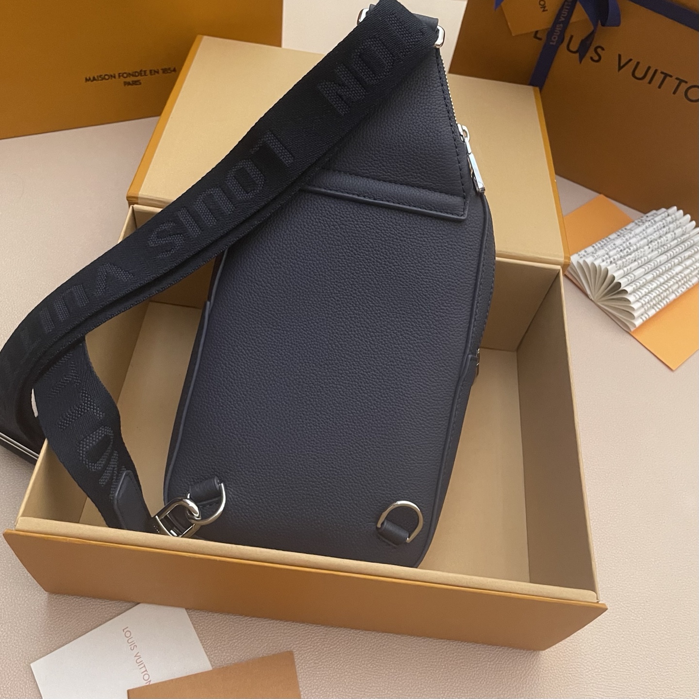 LV Avenue 루이비통 슬링백 PM (에어로그램) 가방