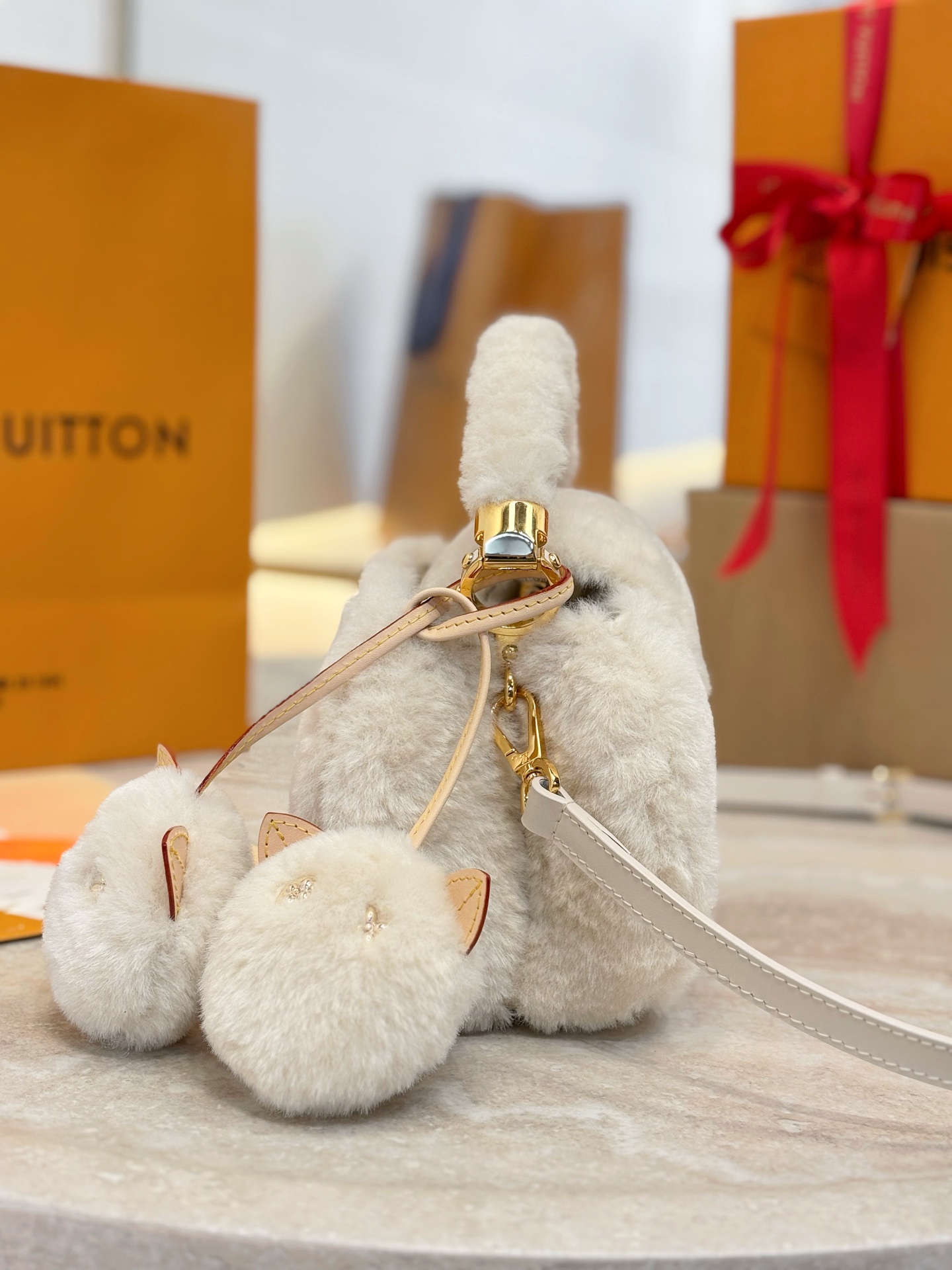 LV Capucines Snow CAPUSNOW 루이비통 핸드백 숄더백 가방 (M26324)