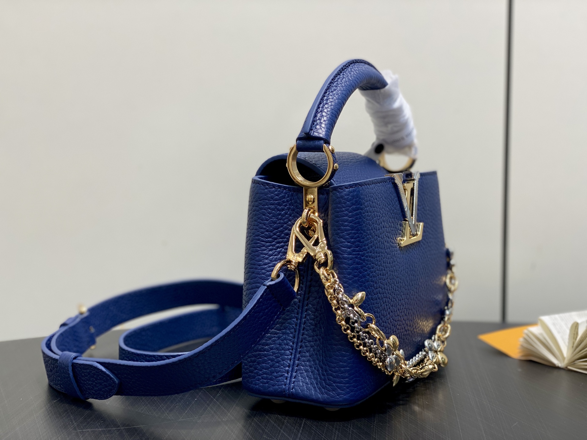LV Capucines Mini Handbag (LV 루이비통 카퓌신 미니 핸드백가방) - M27035 21cm