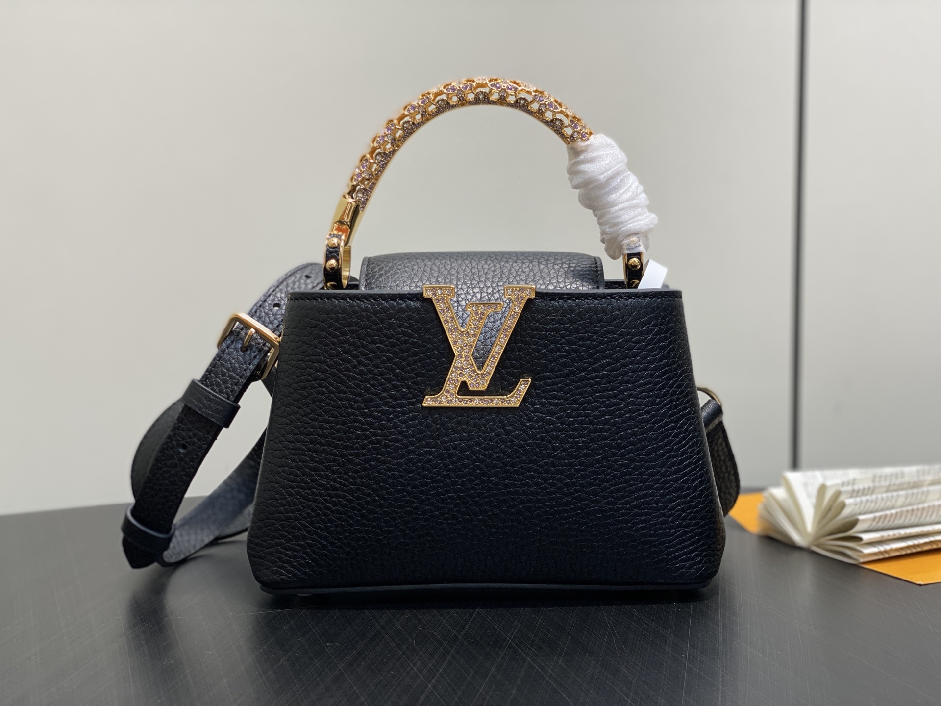 LV Capucines Mini Handbag (LV 루이비통 카퓌신 미니 핸드백 가방) - M14177 21cm