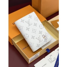 LV Passport Cover (LV 루이비통 애니멀 포레스트 여권 케이스) - M27083 지갑