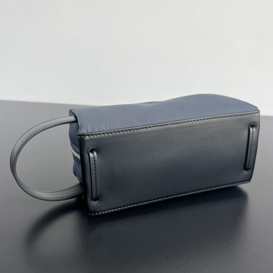 BOTTEGA VENETA BV 보테가 베네타 초경량 나일론 워시백 - 806369 가방