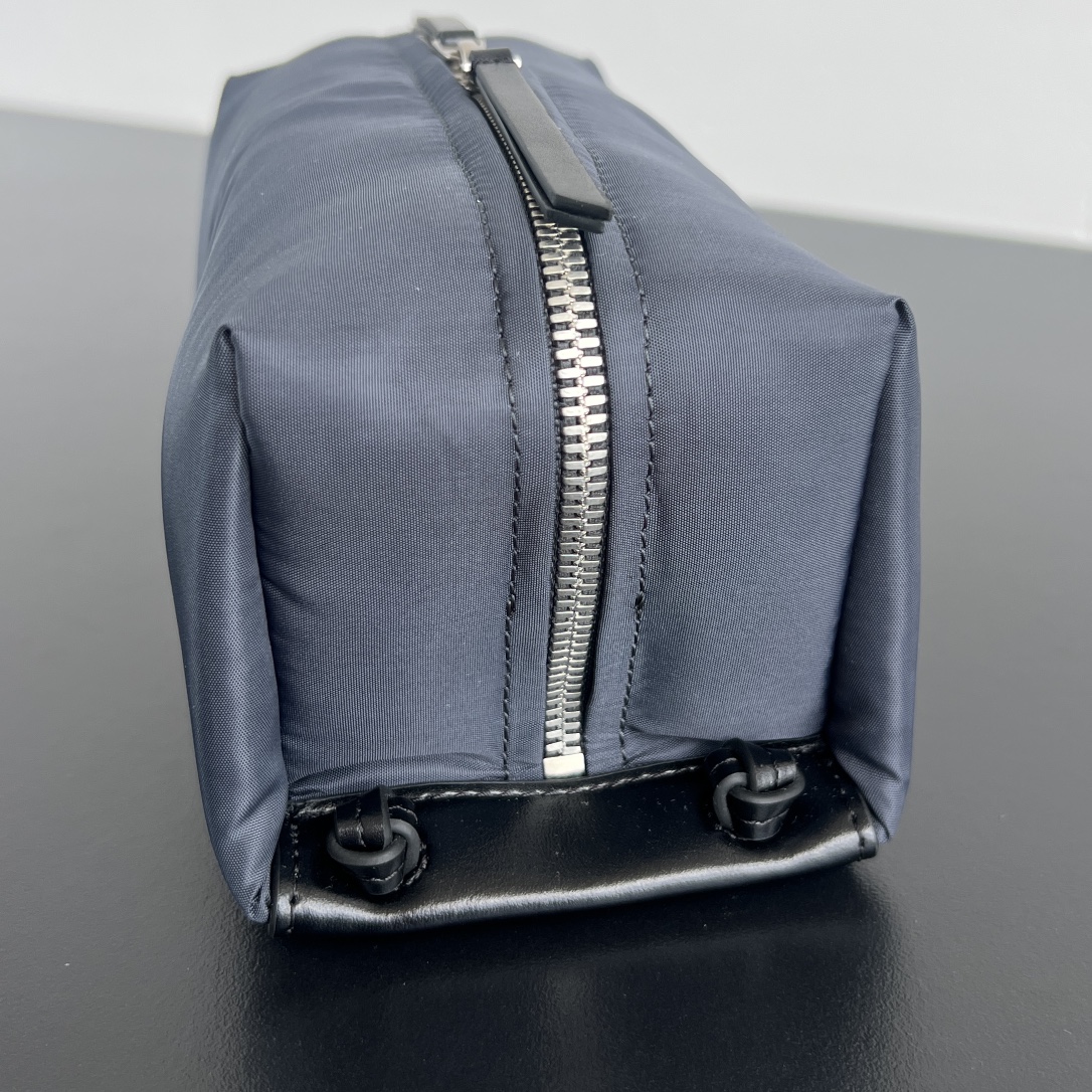 BOTTEGA VENETA BV 보테가 베네타 초경량 나일론 워시백 - 806369 가방