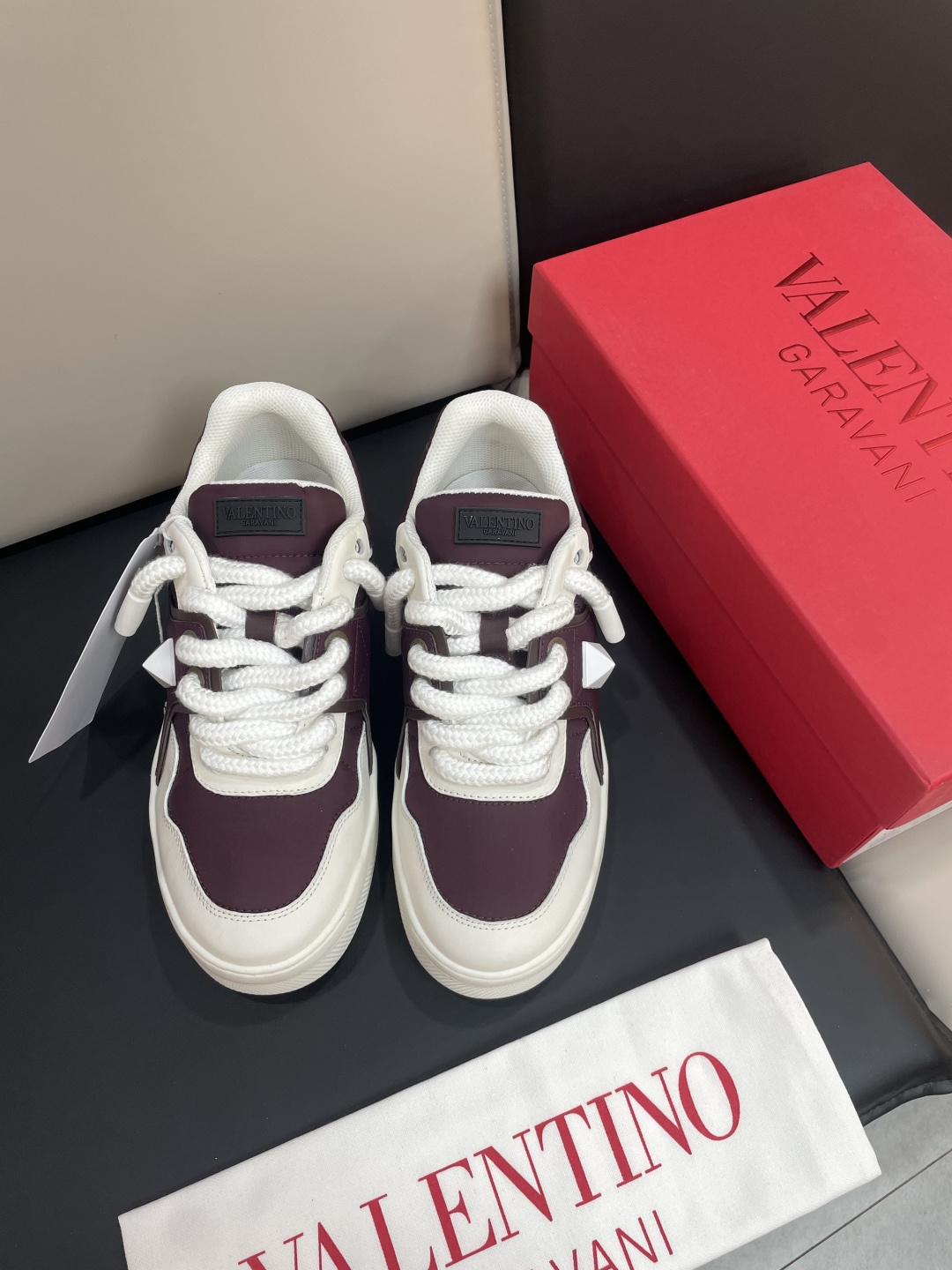 발렌티노(Valentino Garavani) 원스터드(ONE STUD) 스니커즈 신발