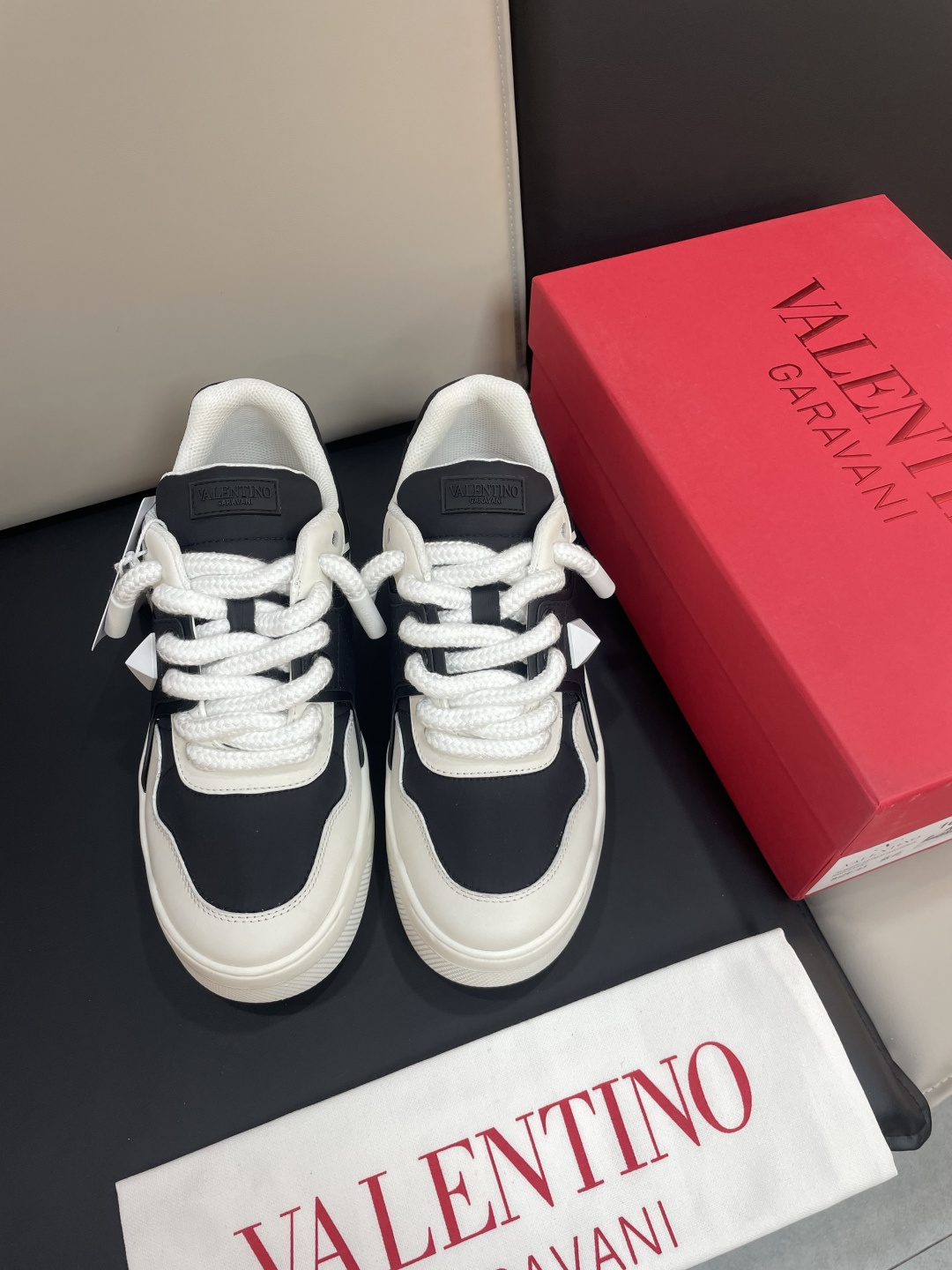 발렌티노(Valentino Garavani) 원스터드(ONE STUD) 스니커즈 신발