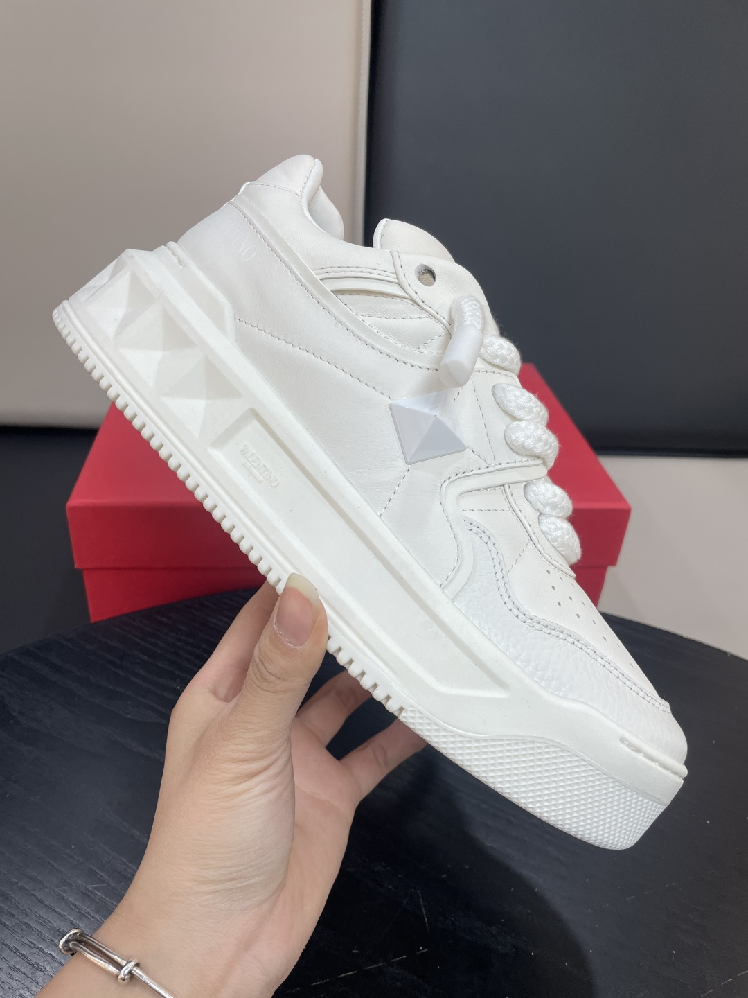 Valentino Garavani 발렌티노 가라바니 원스터드(ONE STUD) 스니커즈 신발