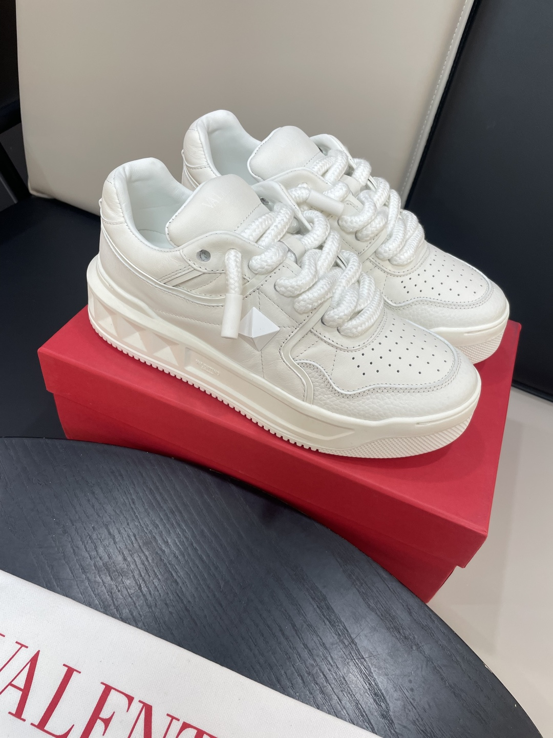 Valentino Garavani 발렌티노 가라바니 원스터드(ONE STUD) 스니커즈 신발