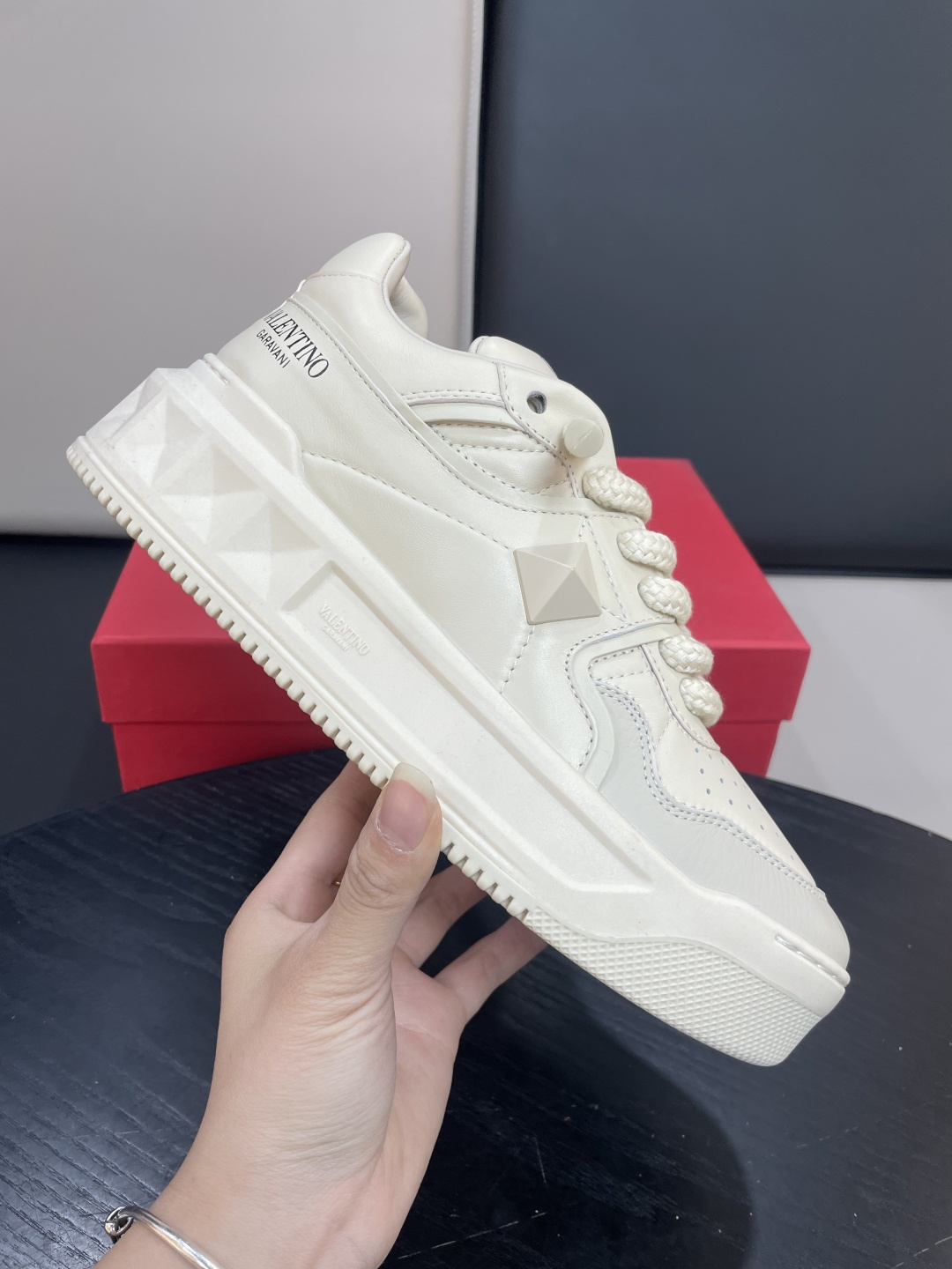 Valentino Garavani 발렌티노 가라바니 원스터드(ONE STUD) 스니커즈 신발