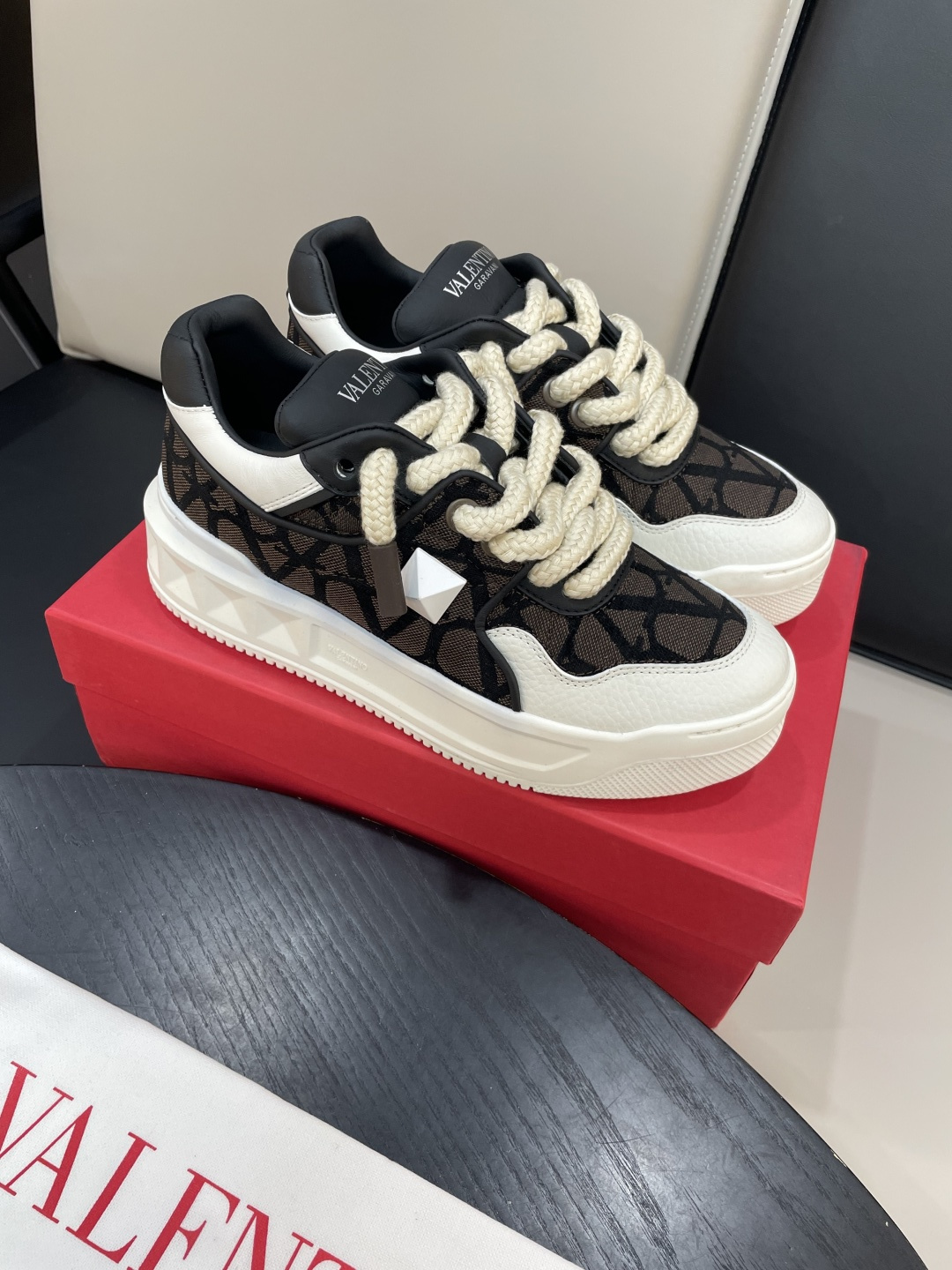 Valentino Garavani 발렌티노 가라바니 원스터드(ONE STUD) 플랫폼 스니커즈 신발