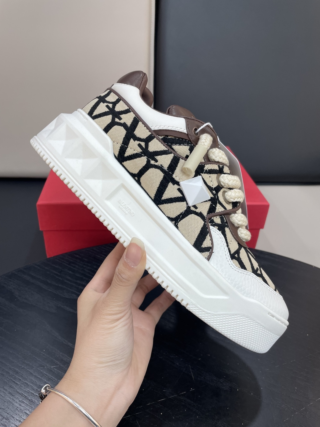 Valentino Garavani 발렌티노 가라바니 원스터드(ONE STUD) 플랫폼 스니커즈 신발