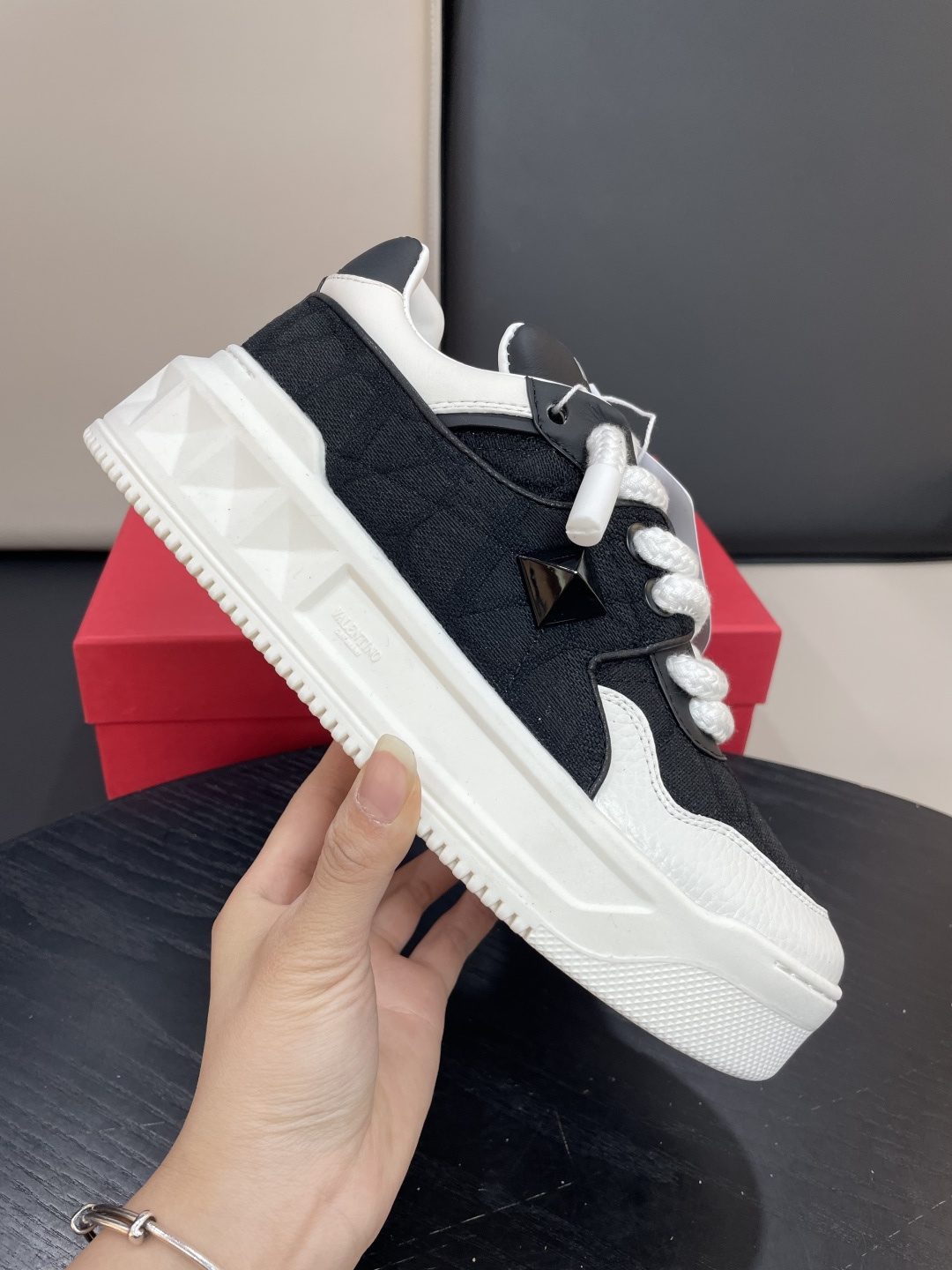 Valentino Garavani 발렌티노 가라바니 원스터드(ONE STUD) 플랫폼 스니커즈 신발