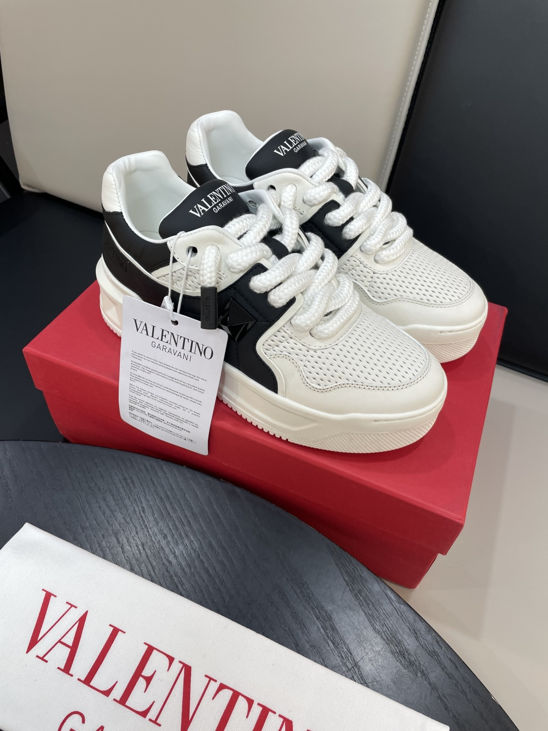 Valentino Garavani 발렌티노 가라바니 원스터드(ONE STUD) 플랫폼 스니커즈 신발