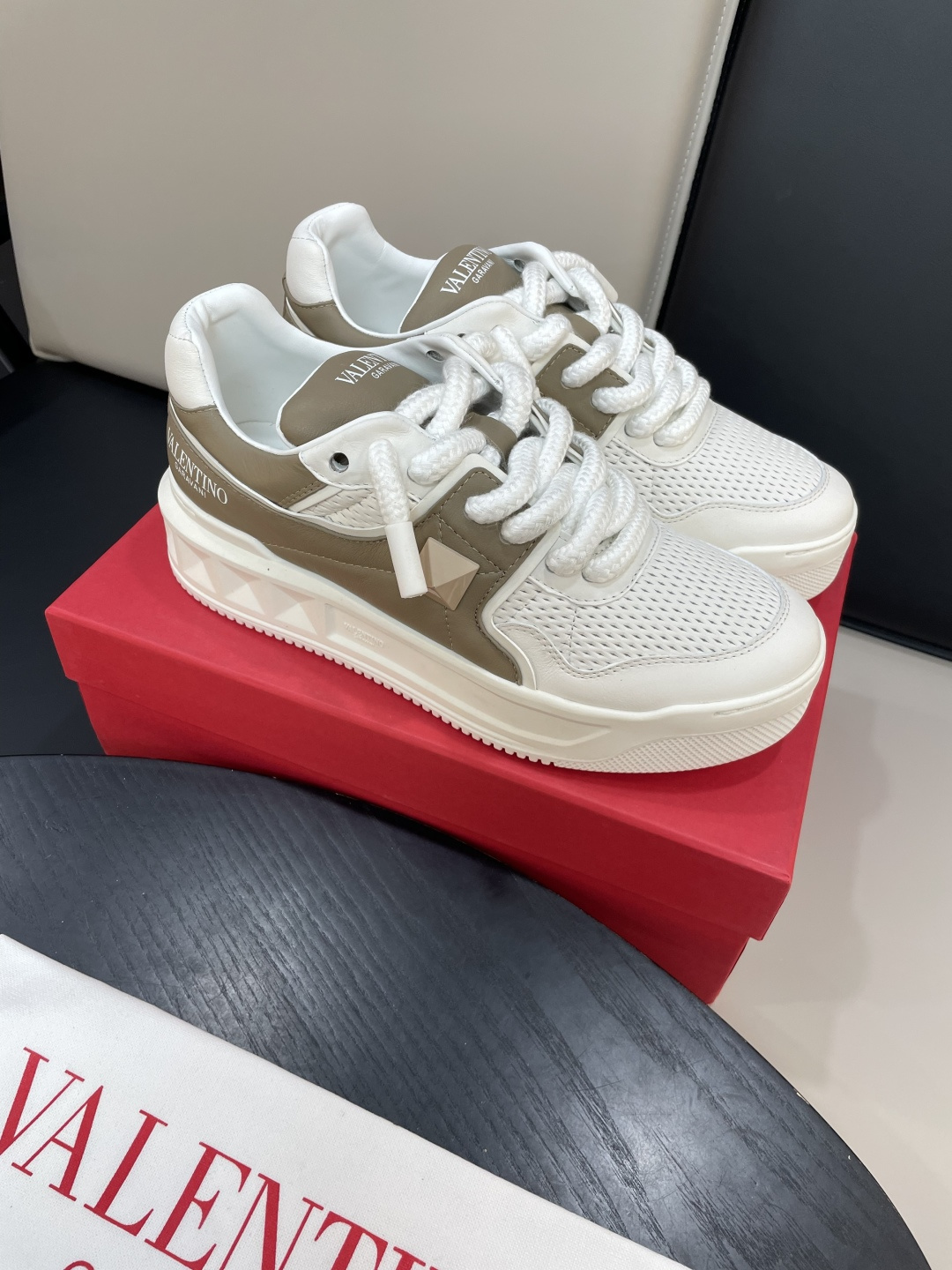 Valentino Garavani 발렌티노 가라바니 원스터드(ONE STUD) 플랫폼 스니커즈 신발