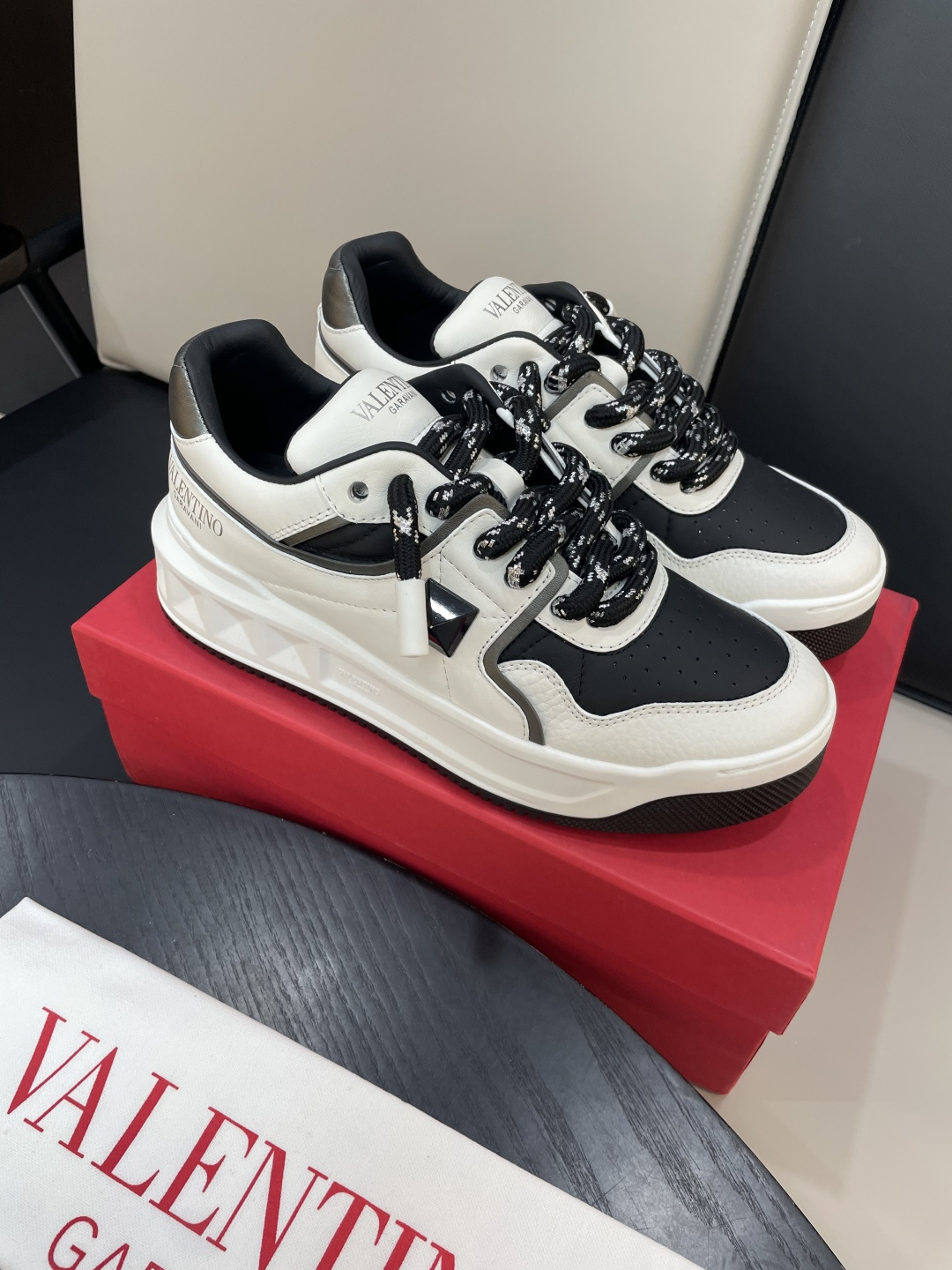 Valentino Garavani 발렌티노 가라바니 원스터드(ONE STUD) 플랫폼 스니커즈 신발