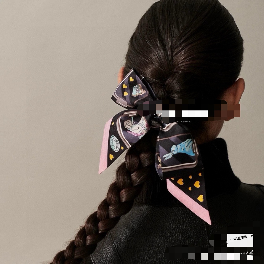 Hermes 에르메스  "에르메스 스토리" 실크 트윌리 스카프